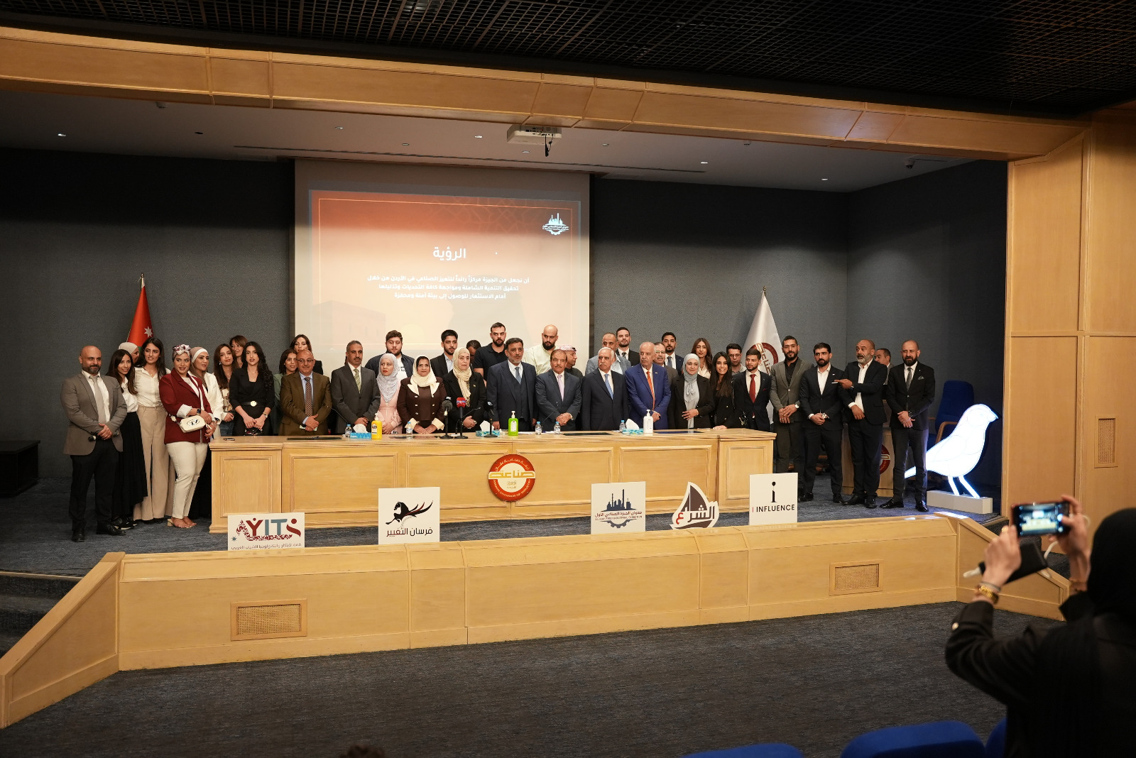 الجيزة تتجاوز التوقعات!  تفاصيل معرض الجيزة الصناعي الأول  عقدت مؤسسة إعمار لواء الجيزة وشركة الشراع للدعاية والإعلان (ذ.م.م)، بدعم من غرفة صناعة عمّان، مؤتمراً صحفياً للإعلان عن إقامة معرض الجيزة الصناعي الأول. سيُنظَّم المعرض تحت رعاية دولة فيصل عاكف الفايز رئيس مجلس الأعيان، وذلك خلال الفترة من 1 إلى 3 كانون الأول (ديسمبر) 2025 في قصر الليوان للاحتفالات بلواء الجيزة. يهدف المعرض إلى تسليط الضوء على أهمية القطاع الصناعي في لواء الجيزة – الذي يرفد الاقتصاد الوطني بأكثر من مليار دينار سنوياً  – وإطلاق سلسلة معارض صناعية متخصصة لاستعراض مدى التقدم الصناعي الذي تشهده المنطقة واستقطاب المزيد من الاستثمارات الدولية إليها.  استهل المهندس فتحي الجغبير كلمته في المؤتمر بالتأكيد على دعم غرفة صناعة عمّان للمعرض، موجّهاً الدعوة إلى جميع الصناعيين والتجار لاغتنام الفرصة والمشاركة في هذه الفعالية . وأوضح الجغبير أن لواء الجيزة يتمتع “بموقع استراتيجي مهم” لقربه من مطار الملكة علياء الدولي ومدينة عمّان ومناطق صناعية عديدة كسحاب والموقر وخط الصفاوي، ما جعل اللواء يحتضن العدد الأكبر من مصانع المملكة . وأعرب عن طموحه في أن تص